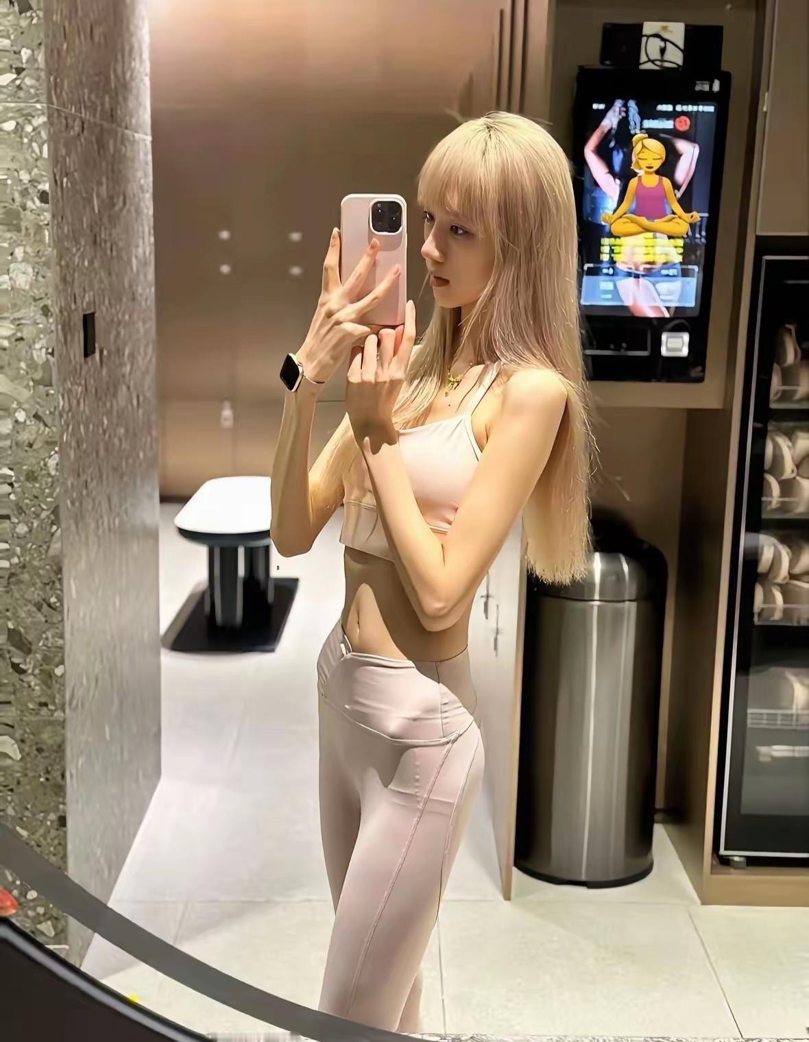 精神小妹也开始练瑜伽了