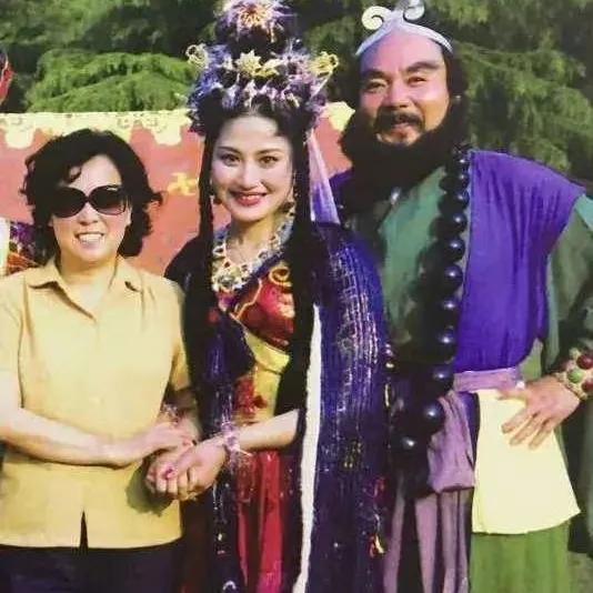 1986年，演员詹萍萍在《西游记》片场和杨洁导演、沙僧扮演者闫怀礼，一张珍贵的留