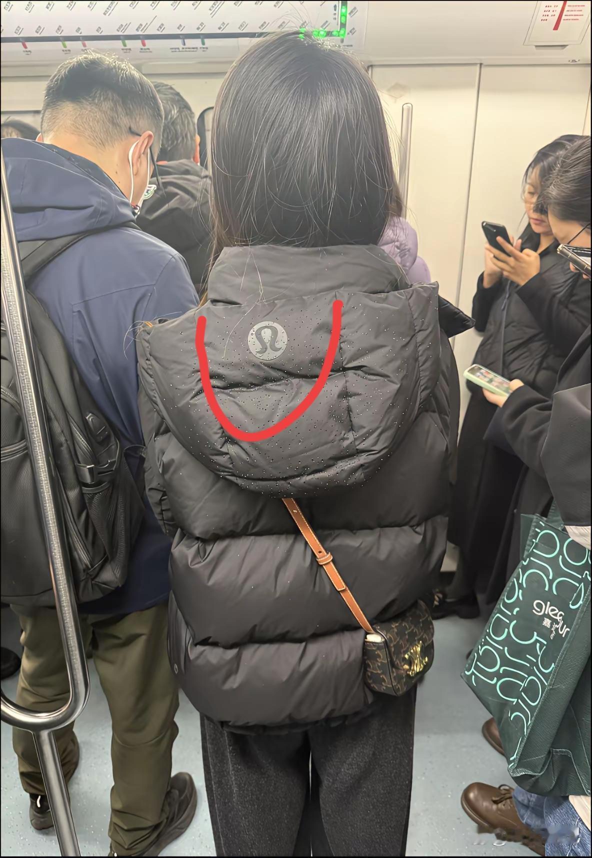 谁知道这款羽绒服是什么牌子的吗？应该是个很多人不知道的大牌子[赞]