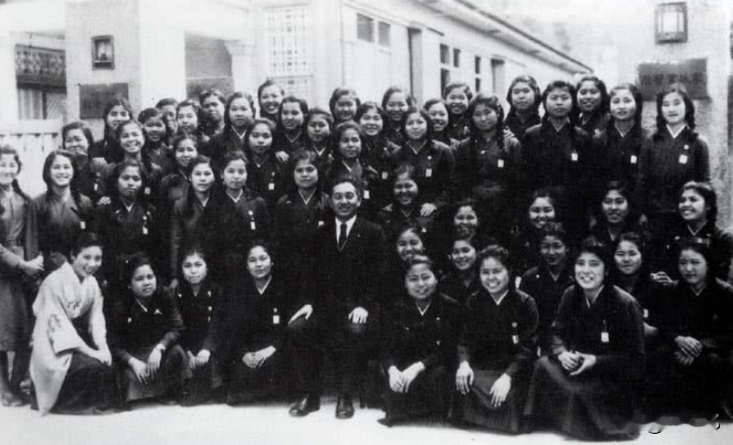 1945年6月，冲绳战场一处隐秘洞穴，上演了二战最令人心碎的悲剧。美军为肃清负隅