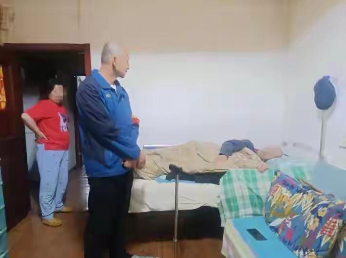 北京一市民国庆出京游，凌晨被父亲家中联网式烟感报警器的电话叫醒，提示可能着火。他