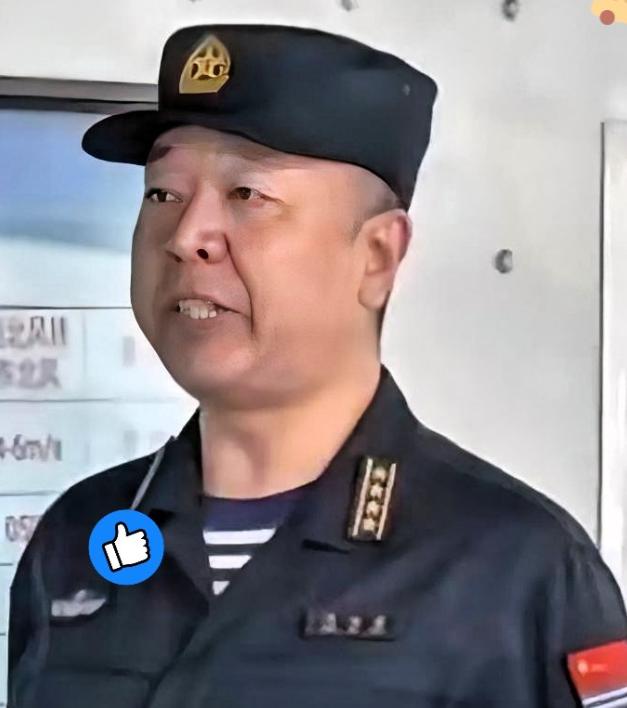 福建舰的掌舵人有多硬核？陈治国大校的履历简直是实力教科书！能握住福建舰的舵盘