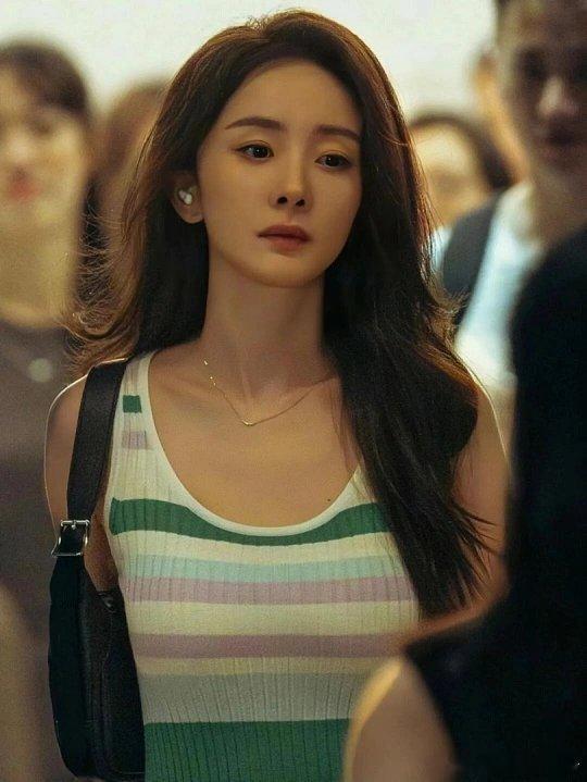 杨幂带火吊带条纹长裙这个裙子没身材真的穿不出来