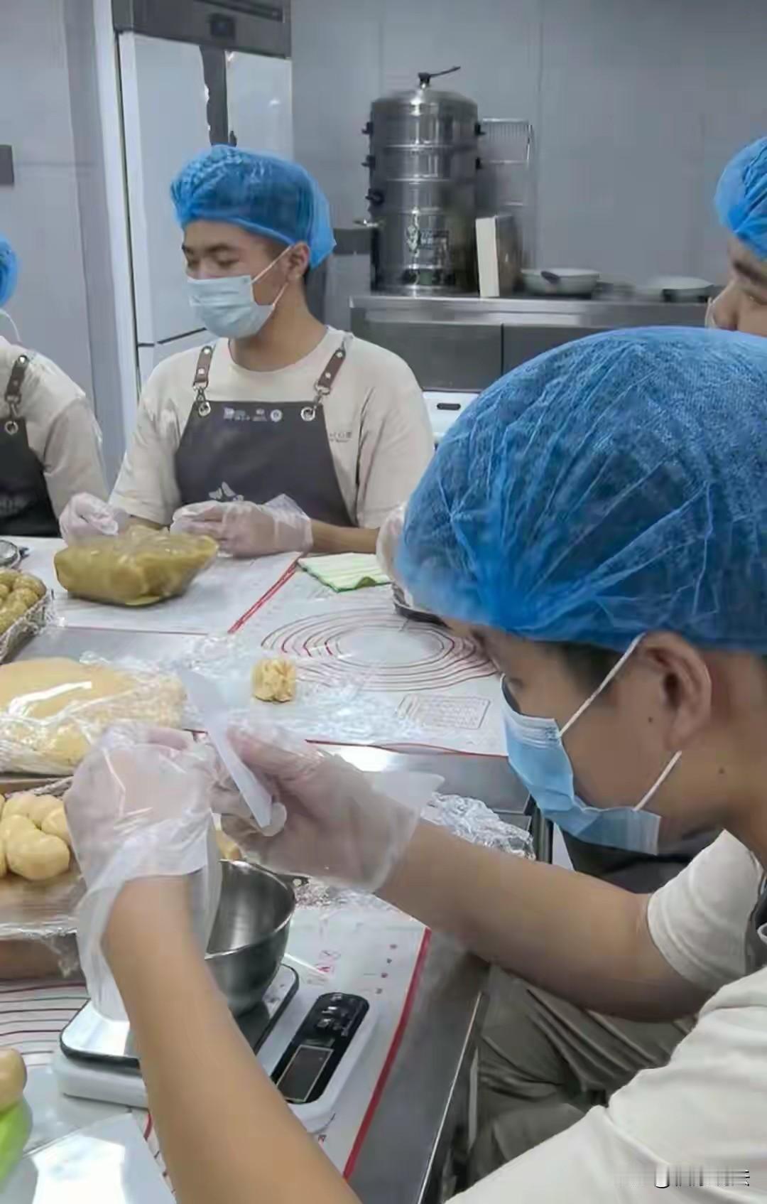 “缺大德！”福建一孤独症机构中秋节前接了一200盒月饼的订单，20多个孤独症孩子