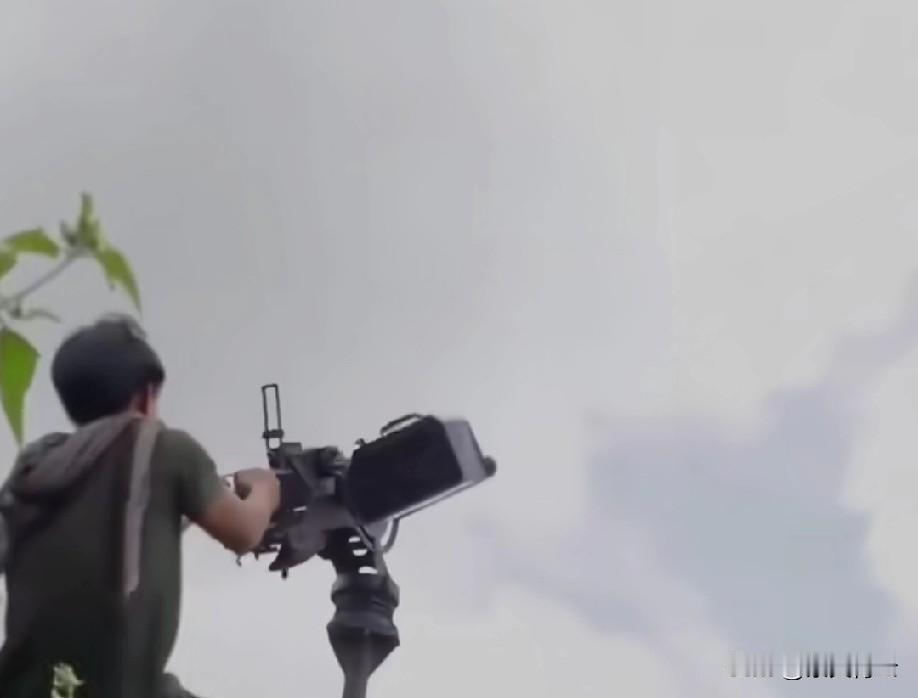 泰柬边境打了7天，双方手里都攥着中国造的“大杀器”，却全都藏着掖着不敢动，背后全