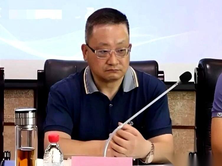 眼看就要“平安着陆”了。一只脚都踏上岸了，就差另一只脚收回来。结果，“噗通”