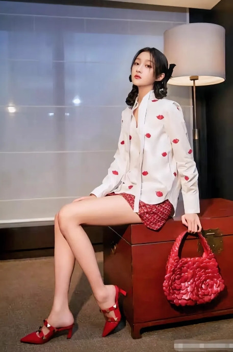 关晓彤，172cm，手里的包和红皮鞋很配