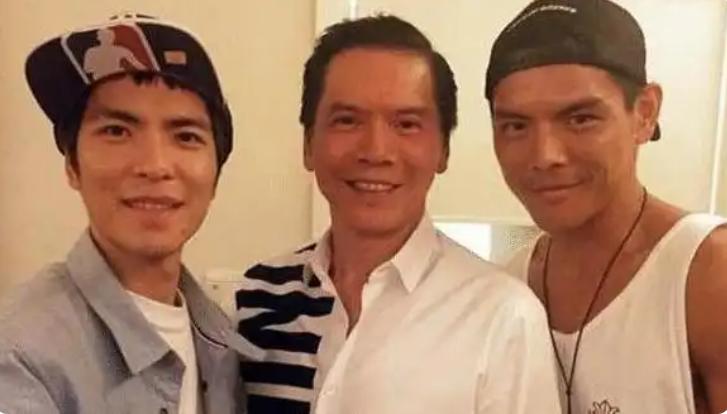 向华强在慈善晚会上对萧敬腾说：你唱一首我捐100万。萧敬腾连唱5首，正美着呢，没