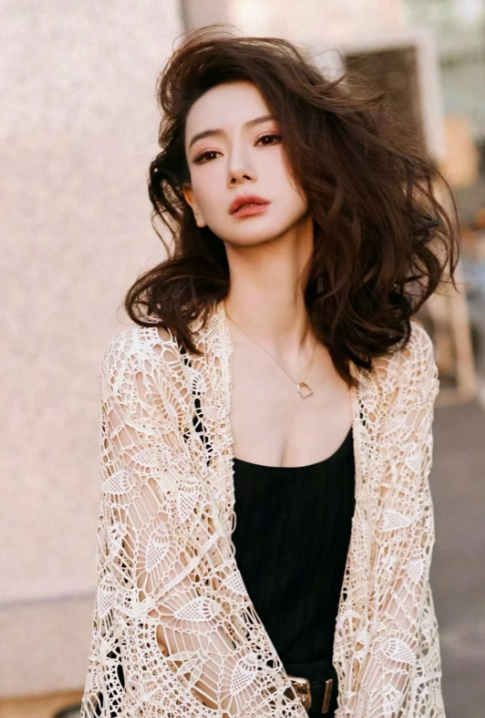 戚薇曾在一次采访中坦言：“陪睡只不过是娱乐圈中最低级的潜规则，真正让人害怕的，是