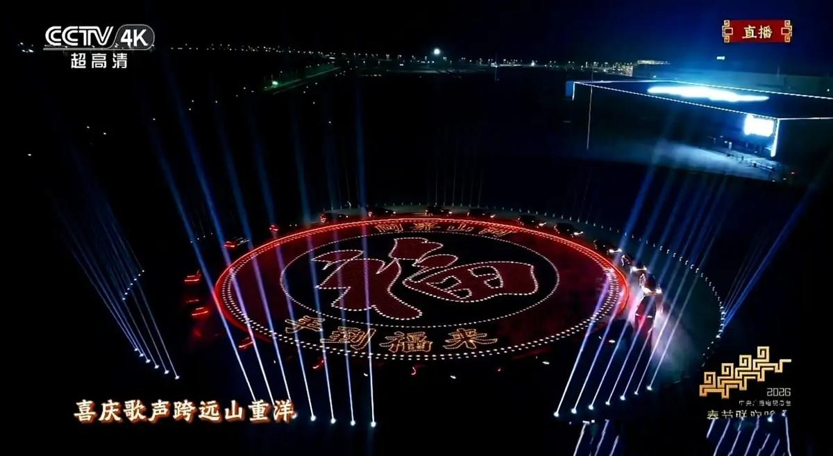 问界M9又上春晚了。这次是第三年。梁家辉和刘涛站在车旁，手一挥，那对百万像素的