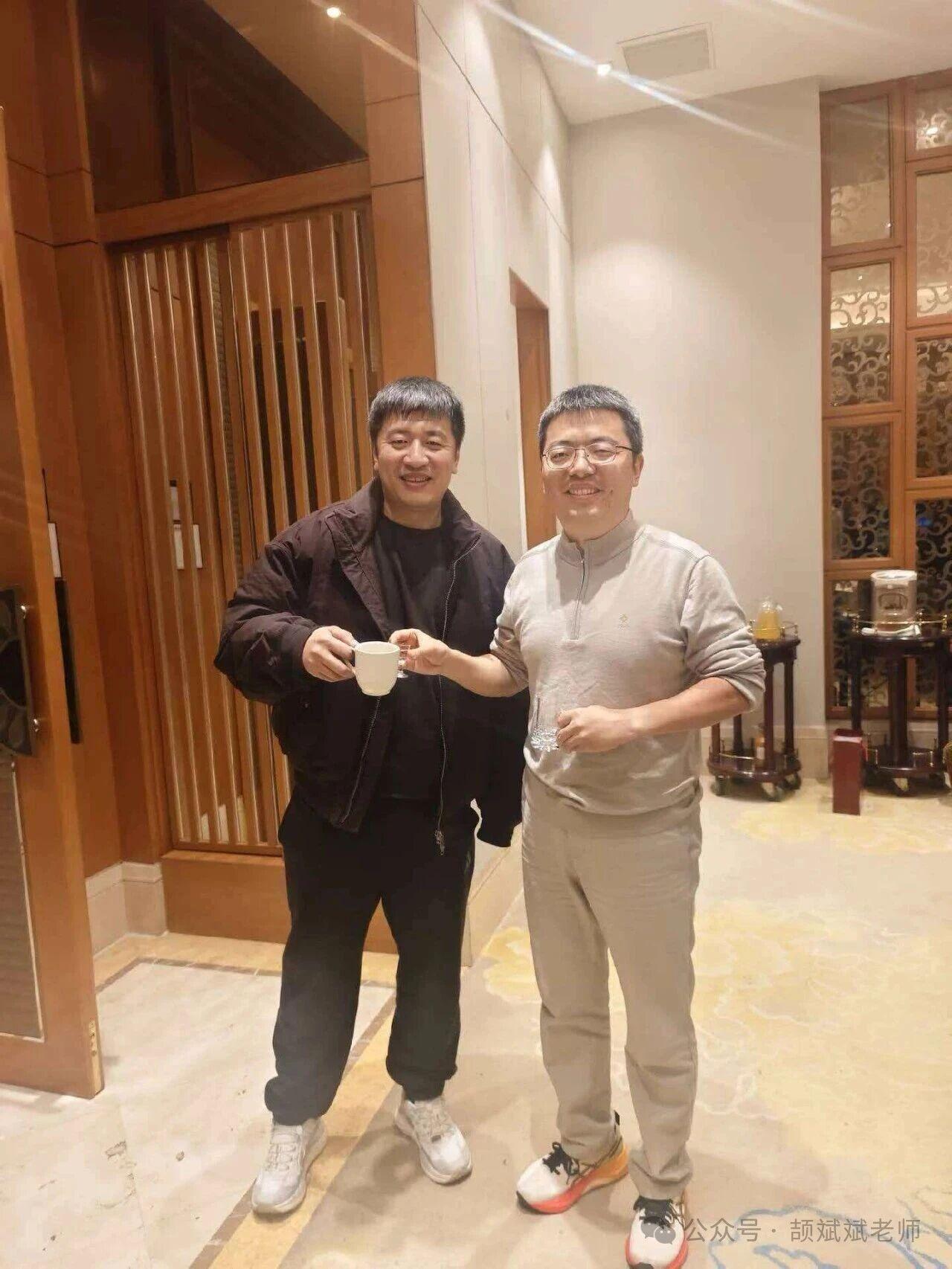 “看哭了！”张雪峰逝世后，一位名师罕见站队发声！3月25日，考研名师颉斌斌低调发