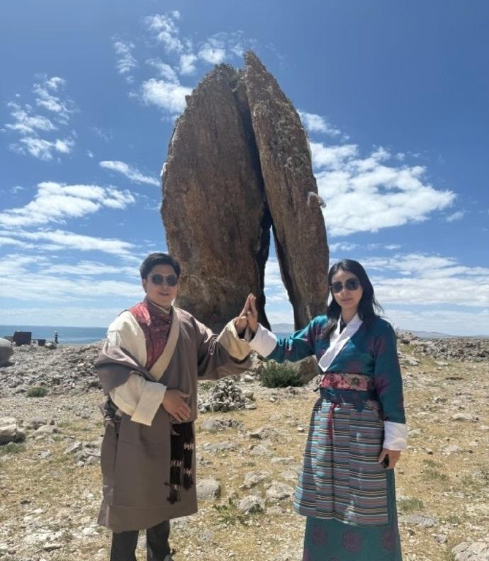 最近郭晶晶和霍启刚在纳木错旅行，两位都穿了当地的服饰，看上去像一对非常恩爱的情侣