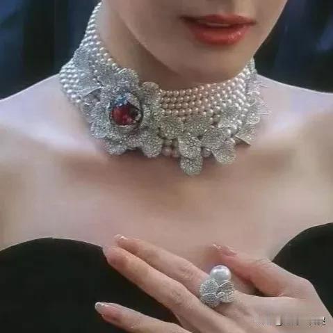 女人出轨后通常有哪些表现，女人出轨后会在日常生活里出现不同的表现，但这些表现