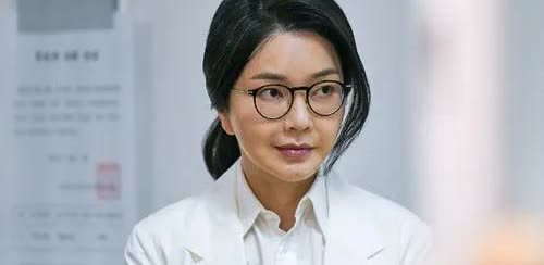 如今的金建希成为一只被痛打的“落水狗”，正常饱尝墙倒众人推的苦楚。就在昨天韩国要