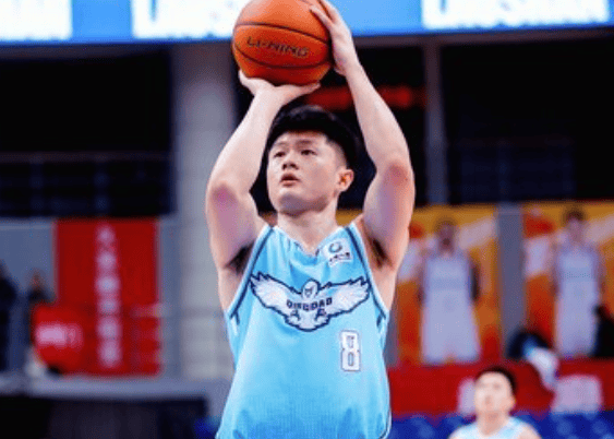 媒体人: 青岛是球迷活动做得不错的球队&场上与场外相辅相成