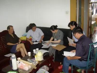内蒙古包头，男子从小父母离婚，从此父亲失联，他跟随母亲生活，母亲累弯了腰把他养大