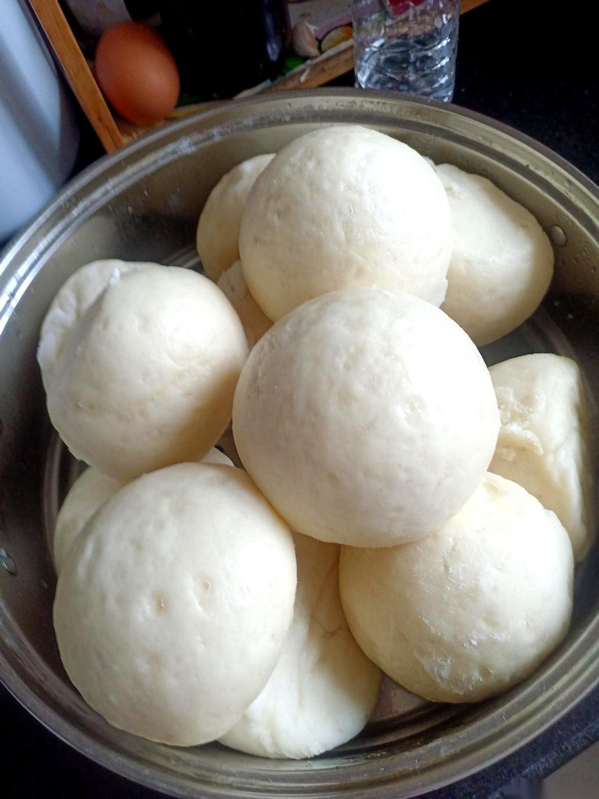 “妹子，手头有钱没？借我三百。”62岁的邻居压着嗓子，半个身子还卡在门外，眼神