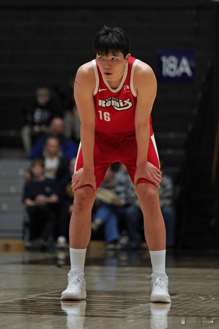 八次失误四次犯规，现在已经不是讨论杨瀚森具不具备NBA球员实力的问题了，很明显他