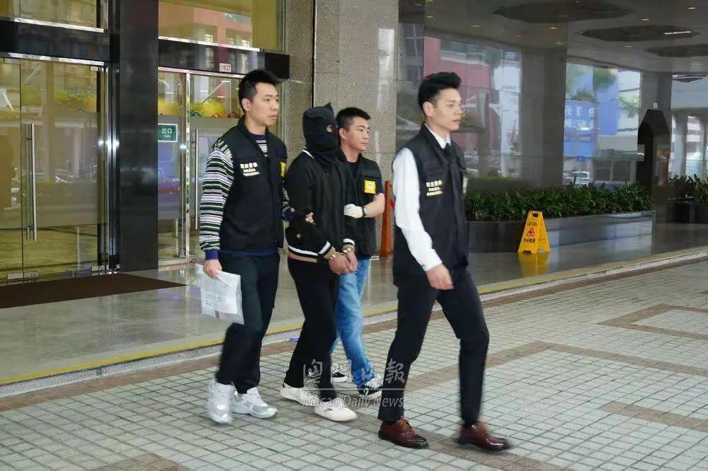 41岁内地男子在澳门为赌博打晕女子抢20万港元输光被抓：41岁无业内地男子罗某