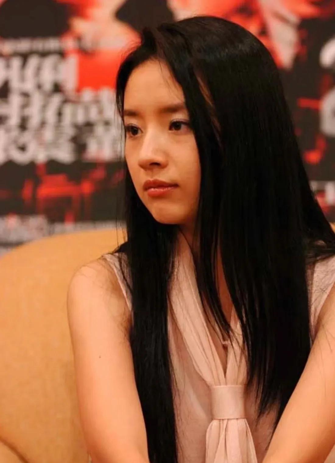 年轻时的董洁真的惊为天人，顶级清冷小白花的长相。#董洁#