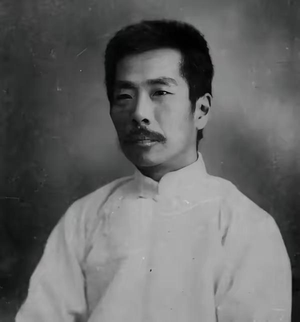 1930年鲁迅收到报社给的稿费时，发现稿费少了很多，便写信询问，报社回复：“标点