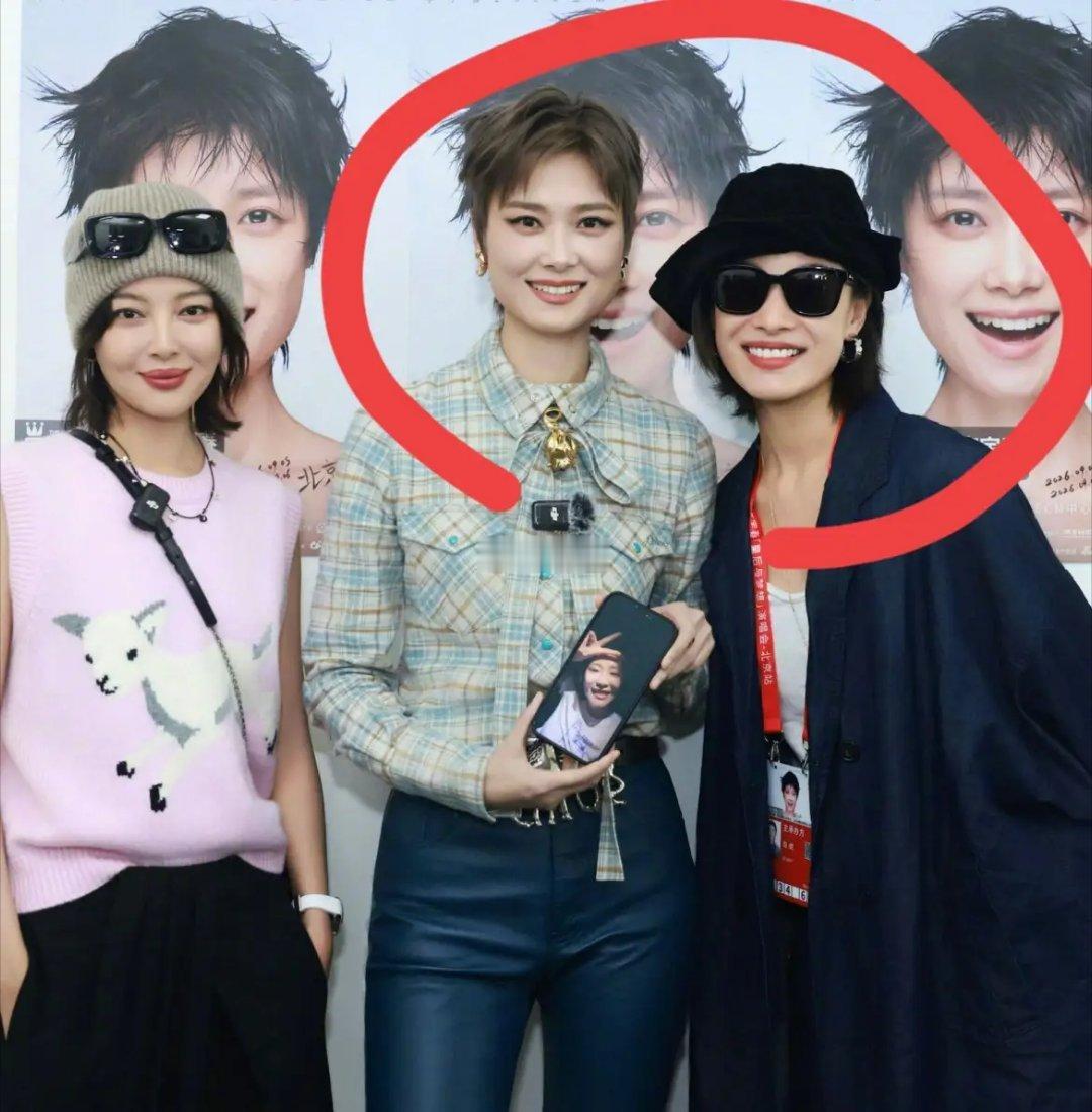 倪妮是窄版的李宇春吧，两个人还蛮像的，估计倪妮也能穿李宇春的衣服。​​​