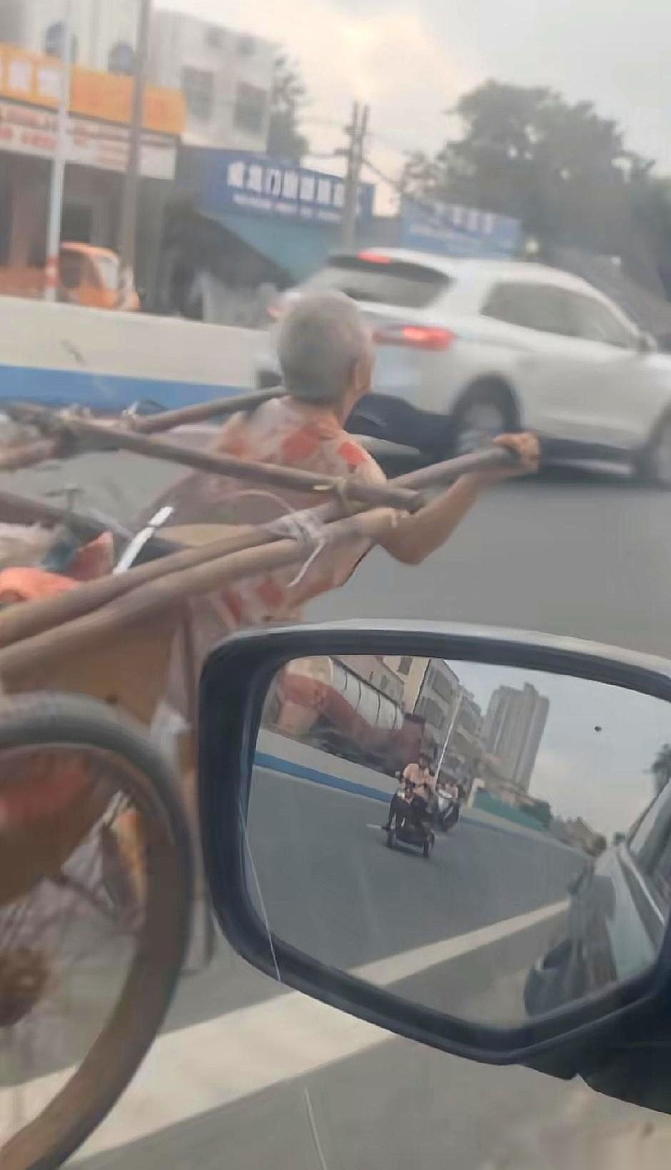 满头白发的老太太，拉着个破旧的平板车在烈日下一点点往前挪。路过的大哥递过去一瓶
