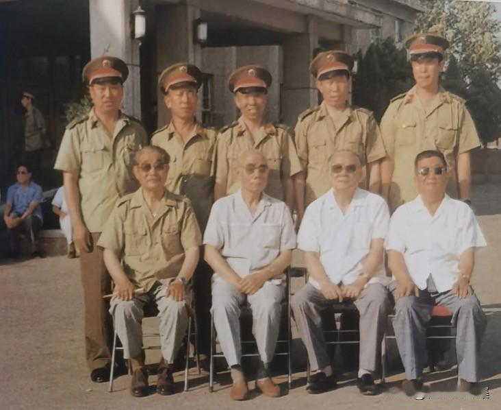 1987年，建军节第三十九军一一七师邀请率领过这支老部队南征北战的老首长回部队