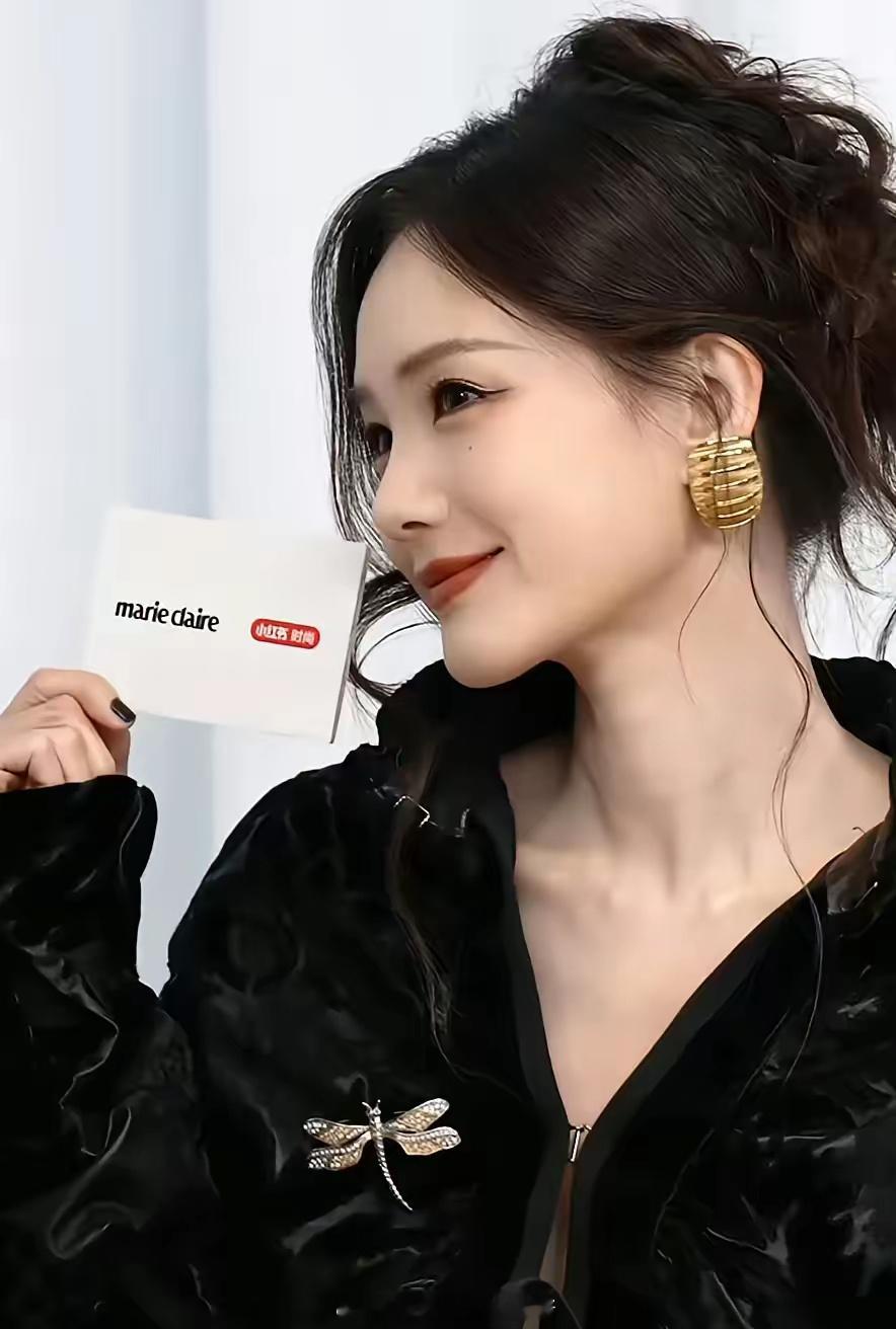 李一桐这体质没谁了34岁的李一桐的确有点惨，出道10年，资源顶配，颜值也高，就是