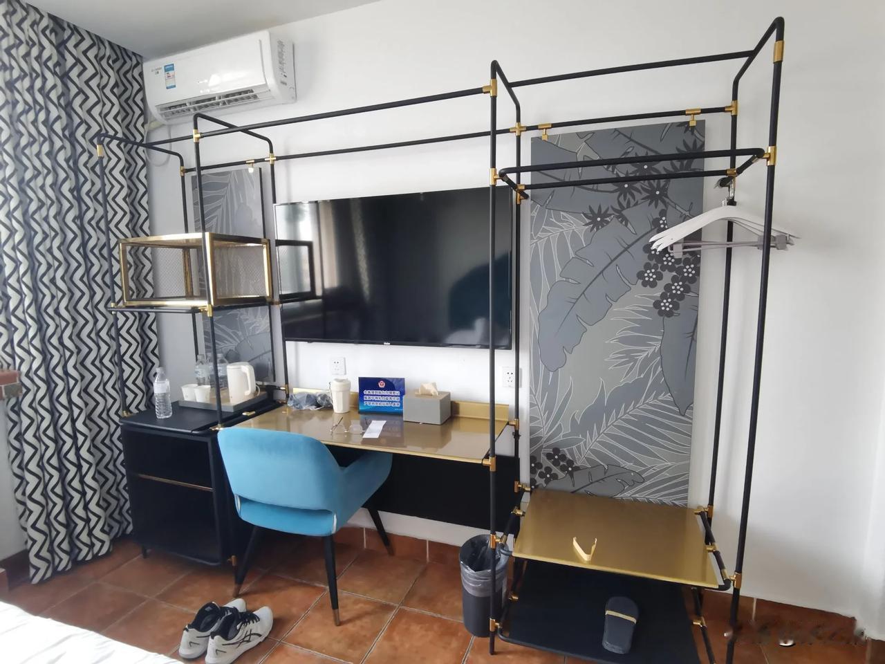 我是第一次看到宾馆用这种家具，晚上入住时比较晚了，没来得及端详，早晨一看，感觉极