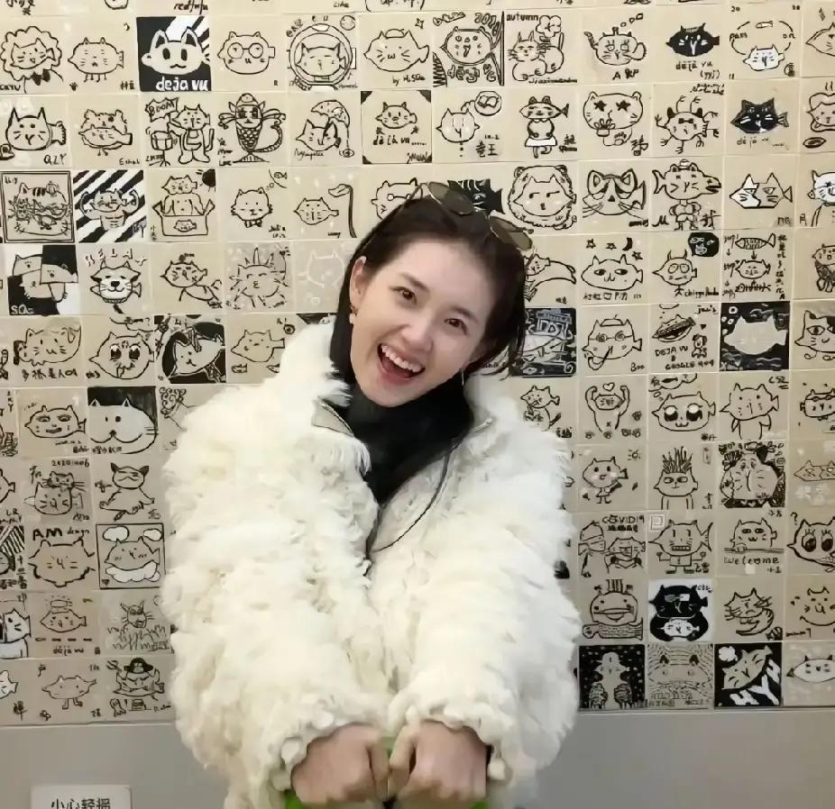 郭宇欣刚拿下三个品牌代言，网上突然冒出几十篇稿子，标题全是“她凭什么接国际大牌”