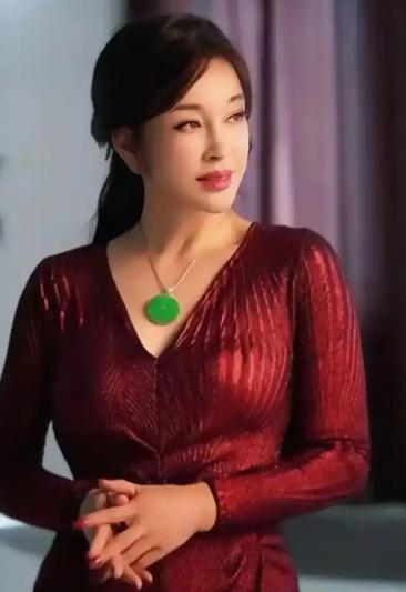 主持人问刘晓庆:"娱乐圈里，你最欣赏哪位男演员？"刘晓庆不假思索地说出了一个令