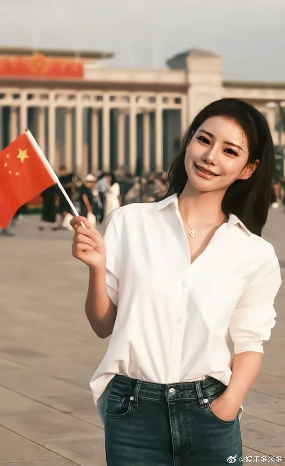汪小菲儿子的第一个国庆，妈妈带他打卡天安门，细节可以看出，马筱梅三观很正，她穿了
