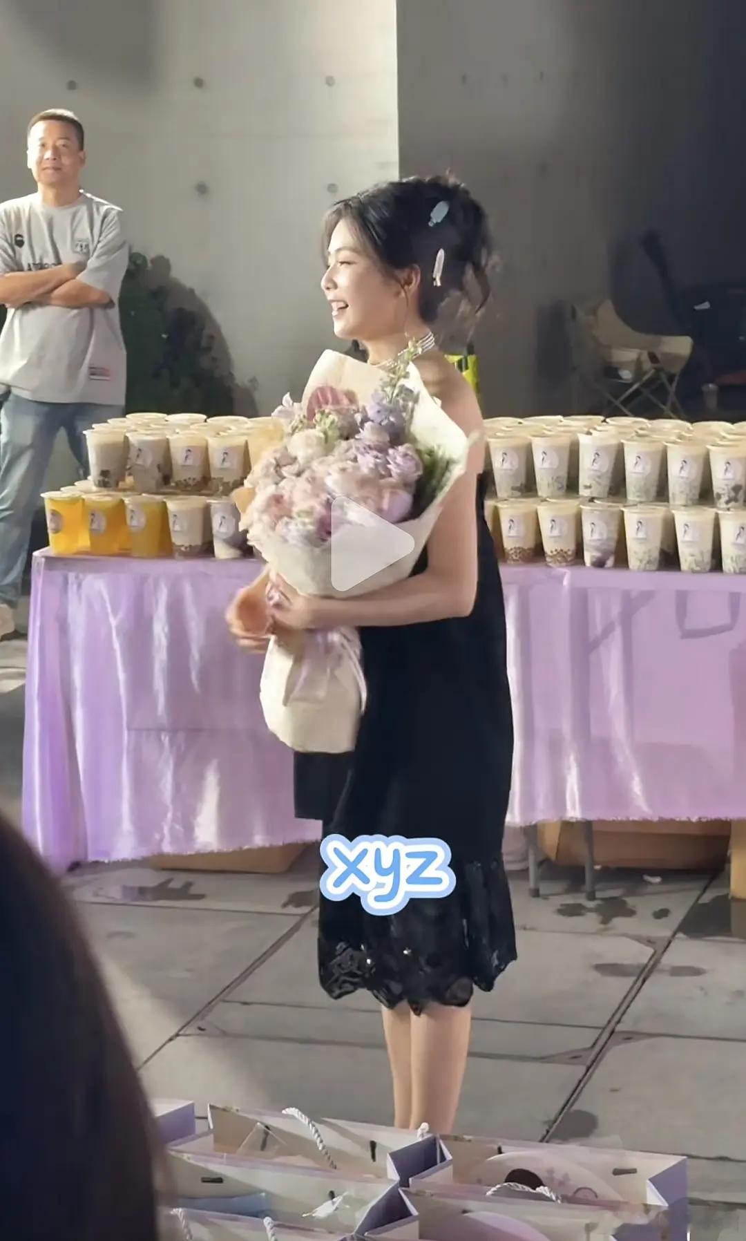 很难想象，这是一个女明星的身材，其实比例真不咋地啊[捂脸哭]​​​
