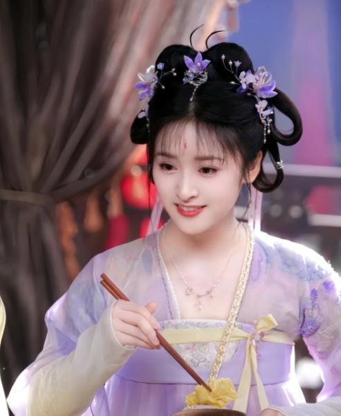 所以成长的代价是什么呢？东方秦兰再也没有姐姐护着了，从一个天真烂漫的小女孩到成为