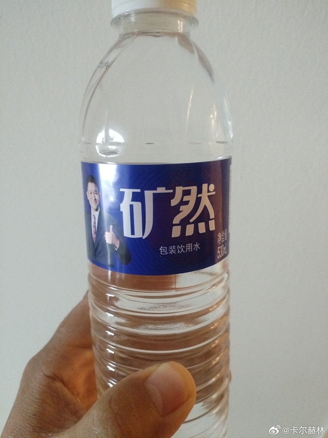 这水是酒店提供的，喝完两瓶了，刚看代言人。​哇塞，刘德华！​四大天王里面，我最熟悉和喜爱的就是刘德华