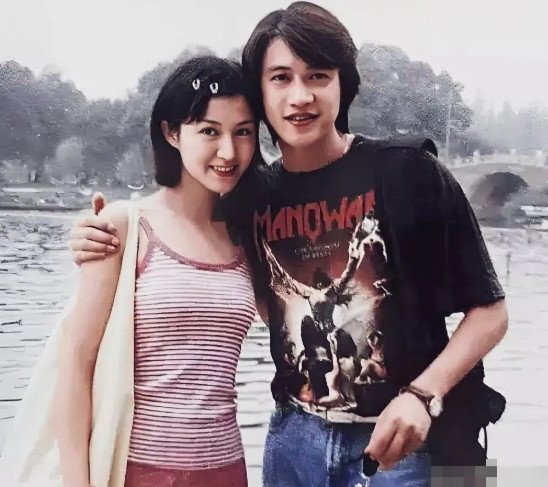 这张1995年陆毅与鲍蕾的一张合影照，那时他俩才19岁，陆毅留着长发，黑色体恤还