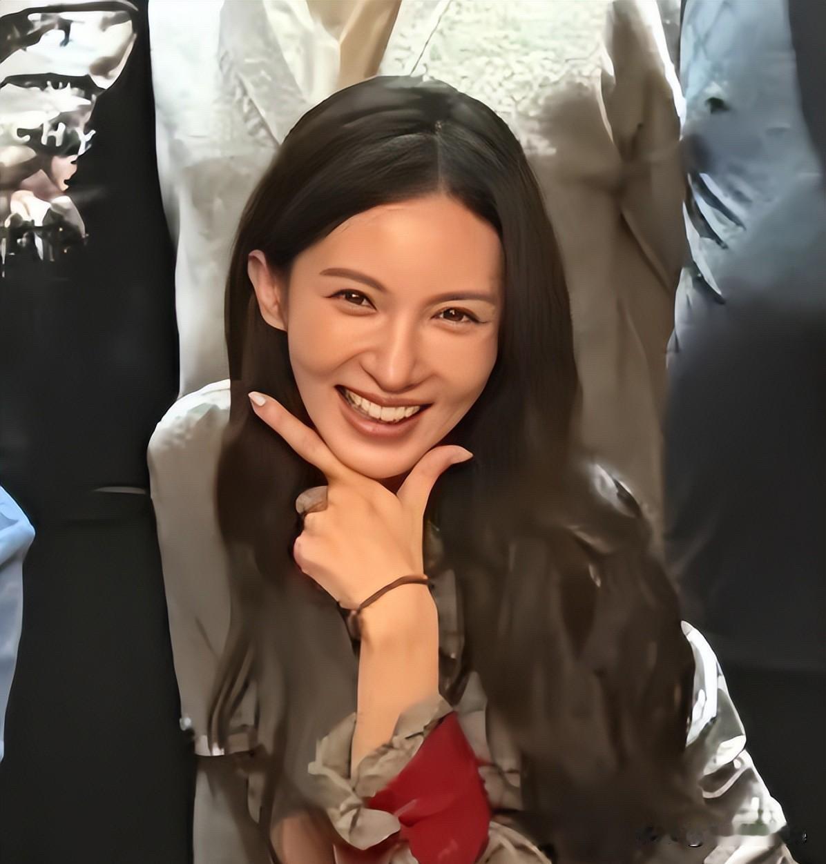 1月29日，金晨貌似捅了娱记的“马蜂窝”感觉内娱娱记三分之二都出动了，有娱记发