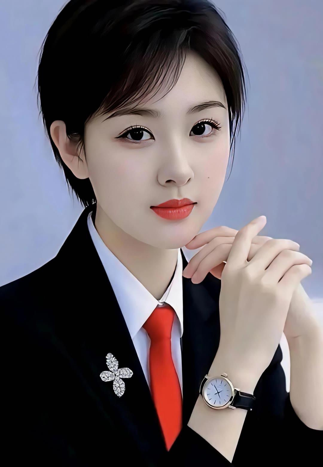 职场女强人，自信满满，红领带与钻石胸针相得益彰，腕表彰显优雅品味。
