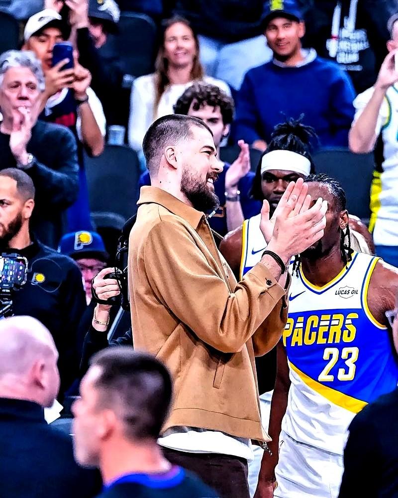 把队史第二篮板王交易走，再当着所有人的面把他弄哭。刚被送到步行者的祖巴茨，首