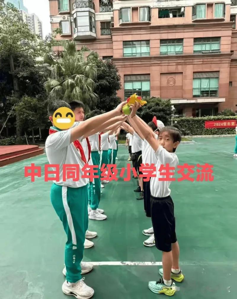 从校园里中日同年级小学生交流时，中国孩子明显壮硕高大、日本孩子瘦小单薄的直观反差