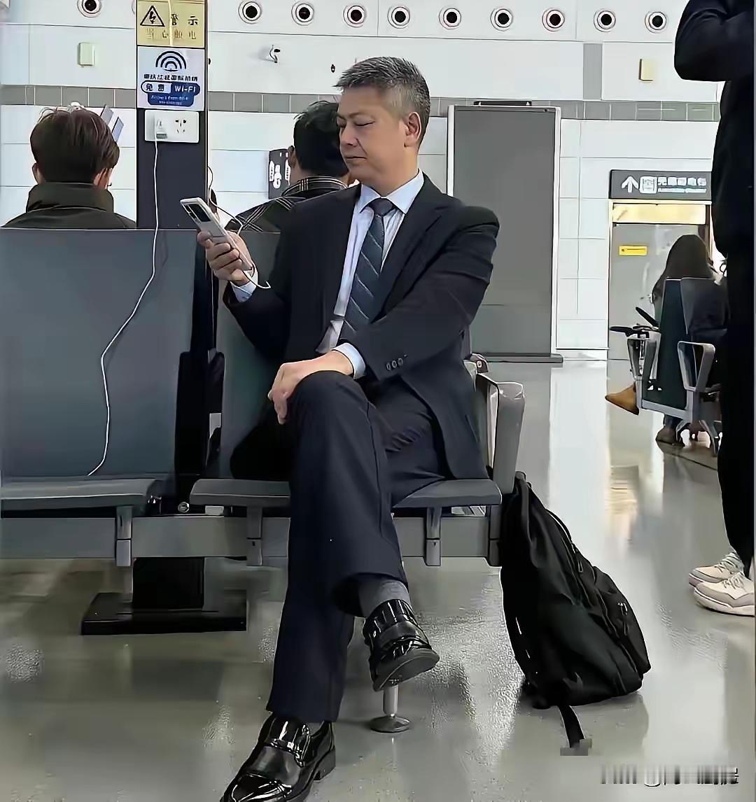 这打扮一看就是处级起步，绝对不是科员