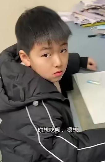 江苏有个7岁男孩童童，最近让好多人心软得不行。2025年江苏一个重组家庭里，
