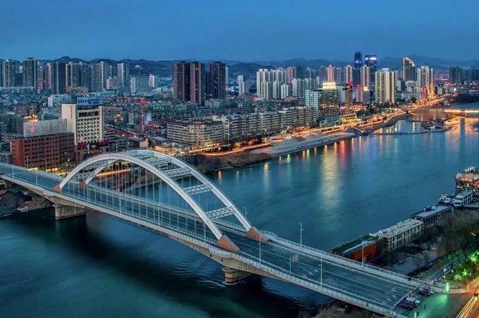 区域涨跌不一！2015年10月，甘肃兰州房价均价8677元；2016年10月