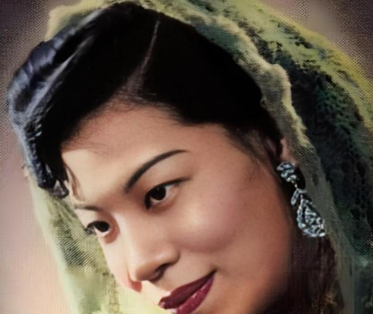 1950年，侯宝林将三位妻子叫到堂屋，四人坐下来商量留谁做“侯太太”，大太太和二