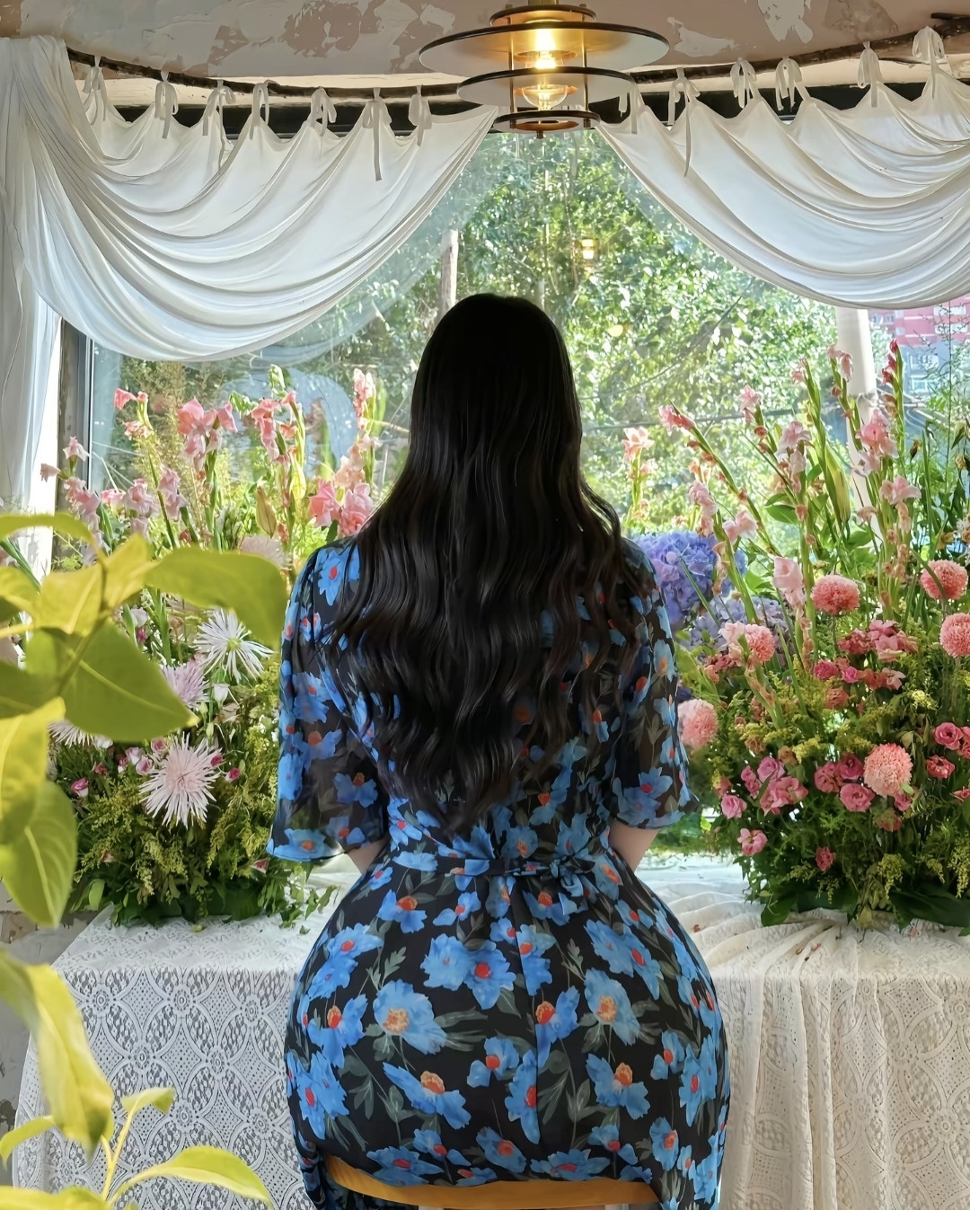 花间人影动，风中花语轻。