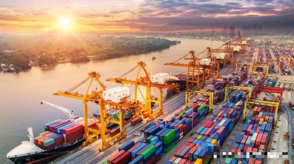 我说贸易顺差太高，并不是什么好事，少部分人在那杠，你杠什么杠？中国一年赚进万