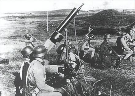 南京保卫战，唐生智认为南京高大的城墙，可以阻挡日军爬上来，就是炮轰也不怕。但是，