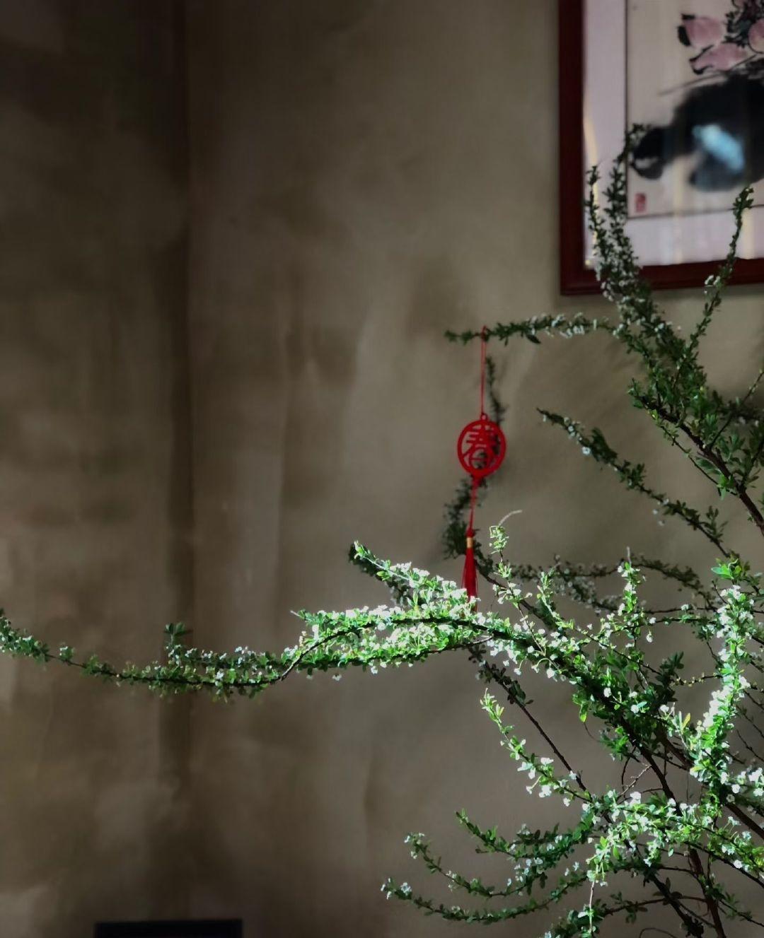 过年走亲访友，发现一个扎心的共同点：那些早早结婚生娃的，现在大多卡在一个不上不