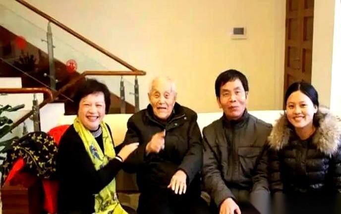 一辆军用吉普猛地刹在招待所门口，刚授衔的少将推开车门，第一句话直接把县领导砸懵了